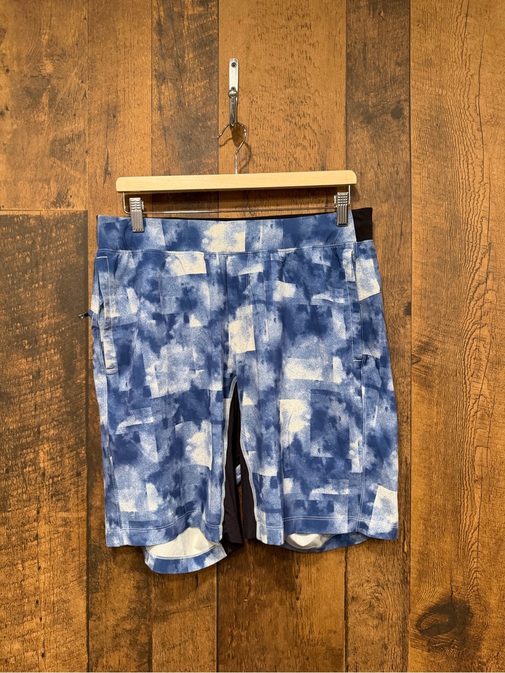 Lululemon men’s Blue White Abstract Print Athletic Shorts large EUC
